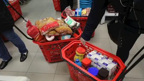 Cesta de la compra en un economato. Archivo