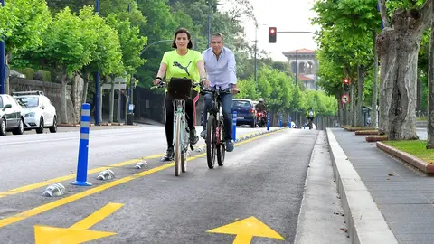 La alcaldesa, Gema Igual, y el concejal, C&eacute;sar D&iacute;az, en bici
