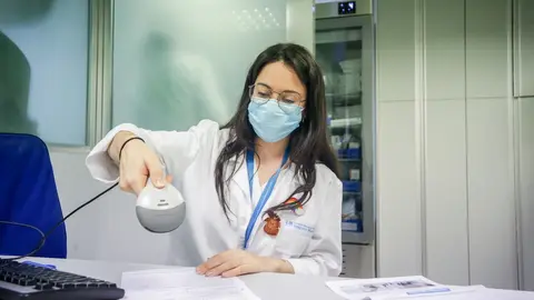 Una farmac&eacute;utica lee el c&oacute;digo de barras de una receta. Archivo