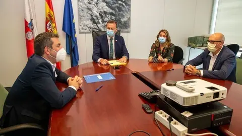 El consejero de Desarrollo Rural, Guillermo Blanco, en la firma de convenios