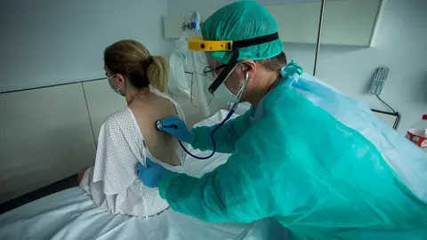 M&eacute;dico y paciente en Valdecilla