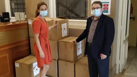 La delegada del Gobierno en Cantabria, Ainoa Qui&ntilde;ones, entrega las mascarillas del Ministerio de Sanidad