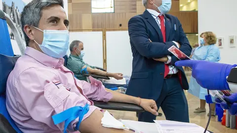 Pablo Zuloaga, vicepresidente c&aacute;ntabro, dona sangre en presencia del consejero de Sanidad, Miguel Rodr&iacute;guez