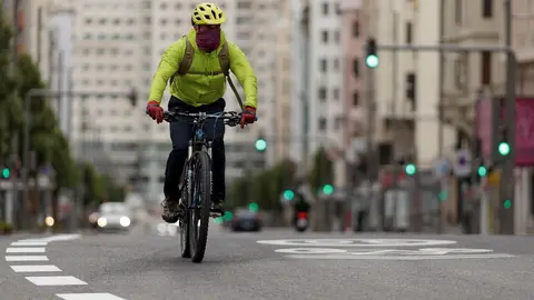 Un hombre monta en bicicleta por la Gran V&iacute;a de Madrid durante el estado de alarma