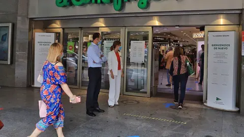 Varias personas entran en un Corte Ingl&eacute;s de Valencia respetando la distancia de seguridad en el primer d&iacute;a de la Fase 2 de desescalada, cuando se reanuda su actividad y se reabren los centros comerciales mayores de 400 metros.