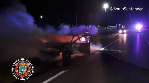 El coche incendiado en Bezana