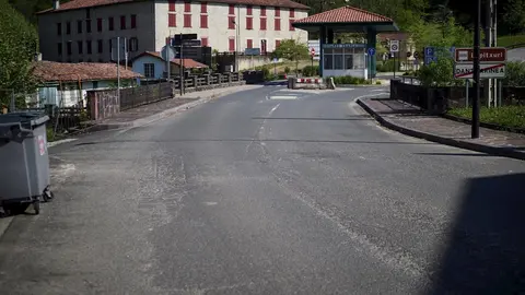 Un cartel se&ntilde;ala la direcci&oacute;n a Francia mientras un polic&iacute;a interroga a un conductor en un control en la frontera navarro-francesa en el d&iacute;a 32 del estado de alarma, en Dantxarinea / Navarra (Espa&ntilde;a), a 15 de abril de 2020.