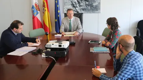 11:00 Horas. Sala De Reuniones De La Consejer&iacute;ael Consejero De Desarrollo Rural, Ganader&iacute;a, Pesca, Alimentaci&oacute;n Y Medio Ambiente, Guillermo Blanco, Se Re&uacute;ne Con Representantes De La Red Cambera4 Jun 20