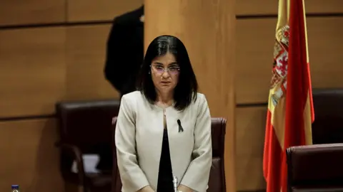 La ministra de Pol&iacute;tica Territorial y Funci&oacute;n P&uacute;blica, Carolina Darias, guarda un minuto de silencio por las personas fallecidas por la crisis del Covid-19, minutos antes de comenzar su comparecencia en el Senado este jueves.