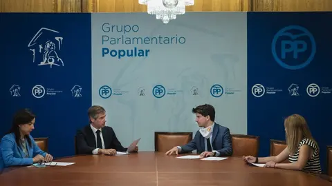El vicesecretario de Pol&iacute;tica Territorial, Antonio Gonz&aacute;lez Terol, y el presidente de NNGG, Diego Gago, presentan un manifiesto en reconcimiento a la labor de la Guardia Civil. En Madrid, a 4 de junio de 2020.