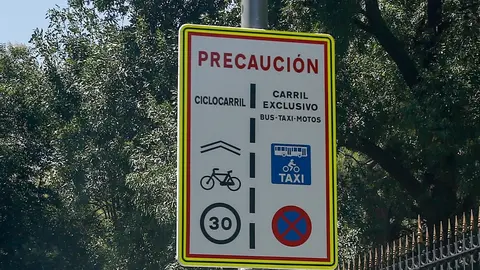 Se&ntilde;al de tr&aacute;fico en la ciudad de Madrid