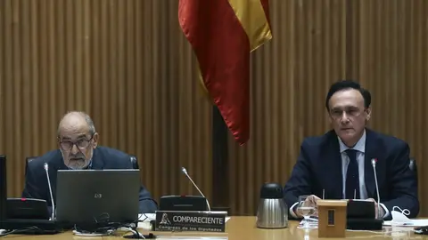El presidente del Consejo Escolar del Estado, Enrique Roca Cobo (i), y el presidente de la Conferencia de Rectores de las Universidades Espa&ntilde;olas, Jos&eacute; Carlos G&oacute;mez Villamandos, comparecen en la Comisi&oacute;n para la Reconstrucci&oacute;n Social y Econ&oacute;mica en el Con
