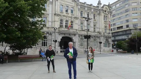 El portavoz del PRC de Santander, Jos&eacute; Mar&iacute;a Fuentes-Pila,  y dos concejales