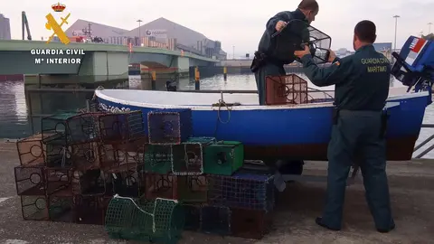 La Guardia Civil investiga a dos personas y ha denunciado a otras cuatro por supuesta pesca ilegal y, a lo largo de diciembre, ha incautado m&aacute;s de 130 kilos de percebe
