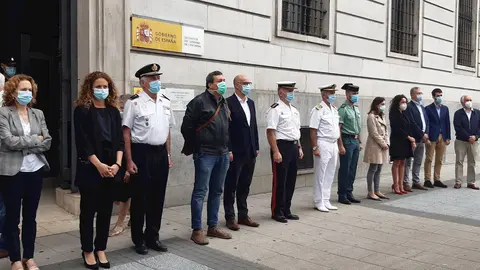 Minuto de silencio ante la Delegaci&oacute;n del Gobierno en recuerdo a las v&iacute;ctimas del COVID-19