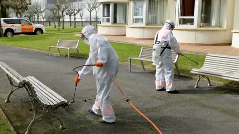 VOLUNTARIOS DE PROTECCI&Oacute;N CIVIL REALIZAN LABORES DE DESINFECCI&Oacute;N EN EL ENTORNO DE LA RESIDENCIA SAN C&Aacute;NDIDO