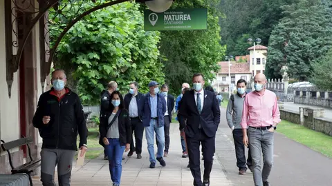 El consejero de Desarrollo Rural, Ganader&iacute;a, Pesca, Alimentaci&oacute;n y Medio Ambiente, Guillermo Blanco, en un itinerario de Naturea Cantabria