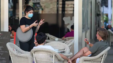 Varias personas piden consumiciones en una terraza en el Mercado de Col&oacute;n durante la fase 2 de la desescalada en la pandemia de coronavirus COVID19. 