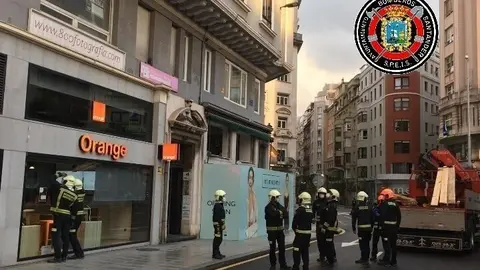 Bomberos junto al edificio desalojado
