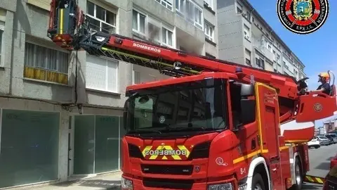 Los bomberos retiran de la fachada cascotes con riesgo de ca&iacute;da
