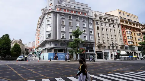 Fachada del edificio n&uacute;mero 13 de la calle Isabel II de Santander desalojado