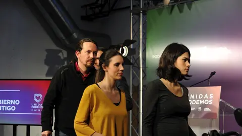 (I-D) El candidato del partido a la Presidencia del Gobierno, Pablo Iglesias;  la n&uacute;mero dos de Unidas Podemos al Congreso por Madrid, Irene Montero y la portavoz de Unidas Podemos en la Asamblea de Madrid, Isa Serra durante la noche electoral del 10N