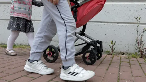 Ni&ntilde;os paseando. En Madrid (Espa&ntilde;a) a 27 de abril de 2020.