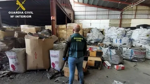 Un agente de la Guardia Civil, en el almac&eacute;n clandestino