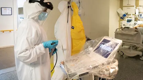 Persona que trabaja en la UCI del hospital de Guadalajara durante la atenci&oacute;n a COVID-19.