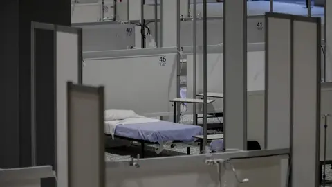 Una cama vac&iacute;a del Pabell&oacute;n 7 del hospital de campa&ntilde;a de IFEMA por la crisis sanitaria del coronavirus. En Madrid (Espa&ntilde;a) a 20 de abril de 2020.