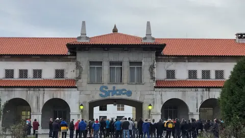 Trabajadores de Sniace se concentran en la f&aacute;brica