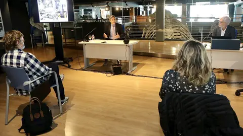 El vicepresidente y el director del MMC durante la charla con motivo del D&iacute;a Mundial de los Oc&eacute;anos 