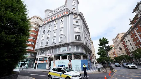 Fachada del edificio n&uacute;mero 13 de la calle Isabel II de Santander desalojado. 