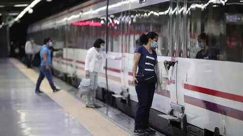 Pasajeros con mascarilla en la estaci&oacute;n de cercan&iacute;as de Nuevos Ministerios durante la desescalada.