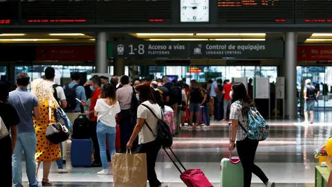 Viajeros suben al AVE en la estaci&oacute;n Mar&iacute;a Zambrano de M&aacute;laga, durante el primer d&iacute;a de la Fase 3. M&aacute;laga a 8 de junio del 2020