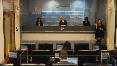 Los consejeros Josu Erkoreka, Cristina Uriarte y Nekane Murga en rueda de prensa.