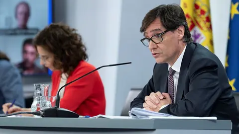 (I-D) La ministra portavoz y de Hacienda, Mar&iacute;a Jes&uacute;s Montero; y el ministro de Sanidad, Salvador Illa, comparecen en rueda de prensa posterior al Consejo de Ministros celebrado en Moncloa, en Madrid (Espa&ntilde;a), a 9 de junio de 2020.
