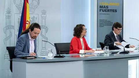 (I-D) El vicepresidente de Derechos Sociales, Pablo Iglesias; la ministra portavoz y de Hacienda, Mar&iacute;a Jes&uacute;s Montero; y el ministro de Sanidad, Salvador Illa, comparecen en rueda de prensa posterior al Consejo de Ministros celebrado en Moncloa, en Madrid