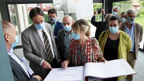 El consejero de Obras P&uacute;blicas, Jos&eacute; Luis Gochicoa, presenta el proyecto de mejora de la carretera Mortera-Liencres