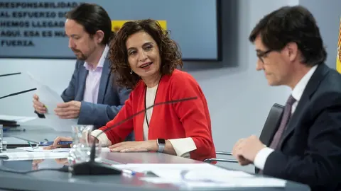 (I-D) El vicepresidente de Derechos Sociales, Pablo Iglesias; la ministra portavoz y de Hacienda, Mar&iacute;a Jes&uacute;s Montero; y el ministro de Sanidad, Salvador Illa, en rueda de prensa, en Madrid (Espa&ntilde;a), a 9 de junio de 2020.