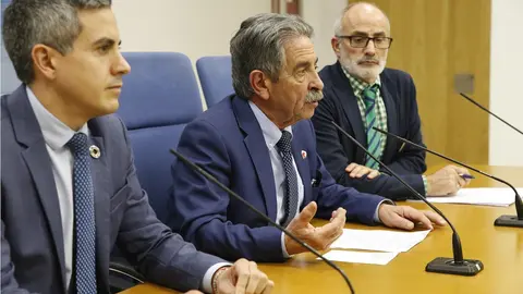 El vicepresidente de Cantabria, Pablo Zuloaga (izda); el presidente regional, Miguel &Aacute;ngel Revilla (Centro), y el consejero de Sanidad, Miguel Rodr&iacute;guez (archivo)