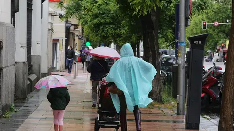 Una mujer y una ni&ntilde;a pasean con paraguas en la capital en un d&iacute;a de lluvia y bajada de temperaturas en toda Espa&ntilde;a, en que en gran parte de la Pen&iacute;nsula y Baleares se espera nubosidad, con chubascos y tormentas casi generalizados, que podr&aacute;n ser localment