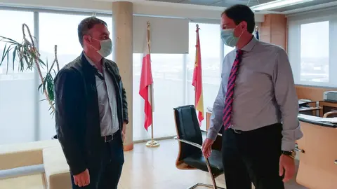 El consejero de Obras P&uacute;blicas, Ordenaci&oacute;n del Territorio y Urbanismo, Jos&eacute; Luis Gochicoa, se re&uacute;ne con Jes&uacute;s Ram&oacute;n Ochoa Ortiz, alcalde de Ruesga