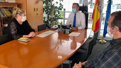 El consejero de Desarrollo Rural, Ganader&iacute;a, Pesca, Alimentaci&oacute;n y Medio Ambiente, Guillermo Blanco, y la alcaldesa de Los Tojos, Bel&eacute;n Ceballos