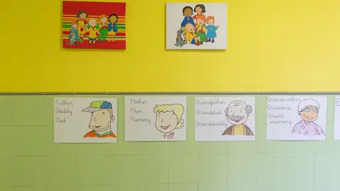 Carteles en ingl&eacute;s en un colegio biling&uuml;e.
