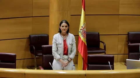 La ministra de Industria, Comercio y Turismo, Reyes Maroto, guarda un minuto de silencio por las v&iacute;ctimas del coronavirus antes de comparecer en el Senado en la comisi&oacute;n de su departamento. En Madrid (Espa&ntilde;a), a 10 de junio de 2020.