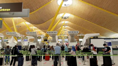 Pasajeros con sus maletas en las instalaciones de la Terminal T4 del Aeropuerto Adolfo Su&aacute;rez Madrid-Barajas. En Madrid (Espa&ntilde;a), a 5 de junio de 2020.