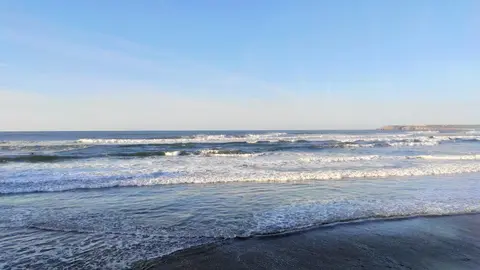 Playa de Salinas en Castrill&oacute;n, con fuerte oleaje.