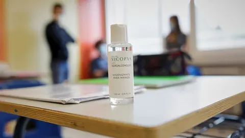 Gel hidroalcoh&oacute;lico en una de las mesas del olegio Alameda de Osuna de Madrid, este pasado lunes tras la reapertura parcial de sus aulas.