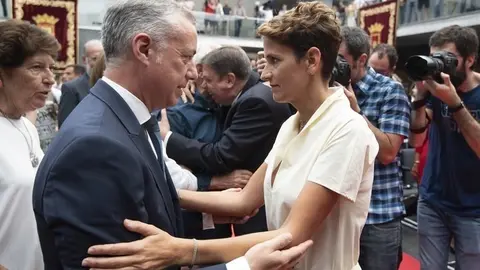 El lehendakari, I&ntilde;igo Urkullu, y la nueva presidenta de Navarra, Mar&iacute;a Chivite, en el Parlamento de la Comunidad Foral  